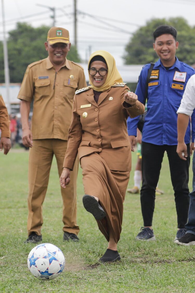 Wali Kota Pematangsiantar melakukan tendangan Kick Off sebagai tanda dimulainya kejuaraan antar klub sepak bola U-17 memperebutkan piala Wali Kota Pematangsiantar. ( Nawasenanews/Ist)