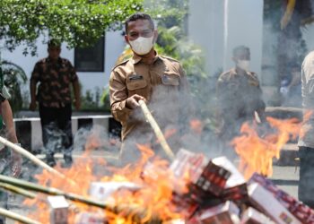 Wali Kota Pematangsiantar dr Susanti Dewayani SpA diwakili Sekretaris Daerah (Sekda) Junaedi Antonius Sitanggang SSTP MSi turut memusnahkan barang bukti dari 60 perkara yang telah inkracht, di halaman Kantor Kejaksaan Negeri (Kajari) Pematangsiantar. ( Nawasenanews/ Ist)