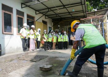 Disaksikan Wali Kota, petugas melakukan penyedotan lumpur tinja terjadwal pada acara Deklarasi Kelurahan Stop Buang air Besar Sembarangan.(Nawasenanews/ Ist)