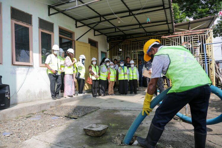 Disaksikan Wali Kota, petugas melakukan penyedotan lumpur tinja terjadwal pada acara Deklarasi Kelurahan Stop Buang air Besar Sembarangan.(Nawasenanews/ Ist)