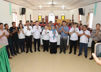 Wali Kota bersama sejumlah pejabat lainnya mengunjungi dan bersilaturahmi ke sejumlah rumah ibadah, yang salah satunya ke BNKP di Jalan Panyabungan.( Nawasenanews/ Ist)