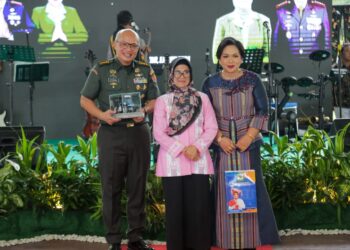 Wali Kota Pematangsiantar foto bersama dengan Kolonel Inf Charles BP Sagala SH MIP dan istri usai memberikan cenderamata di acara pisah sambut Dan Rindam I/ BB ( Nawasenanews/ Ist)