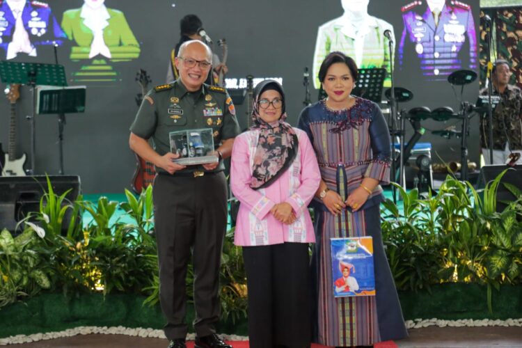 Wali Kota Pematangsiantar foto bersama dengan Kolonel Inf Charles BP Sagala SH MIP dan istri usai memberikan cenderamata di acara pisah sambut Dan Rindam I/ BB ( Nawasenanews/ Ist)