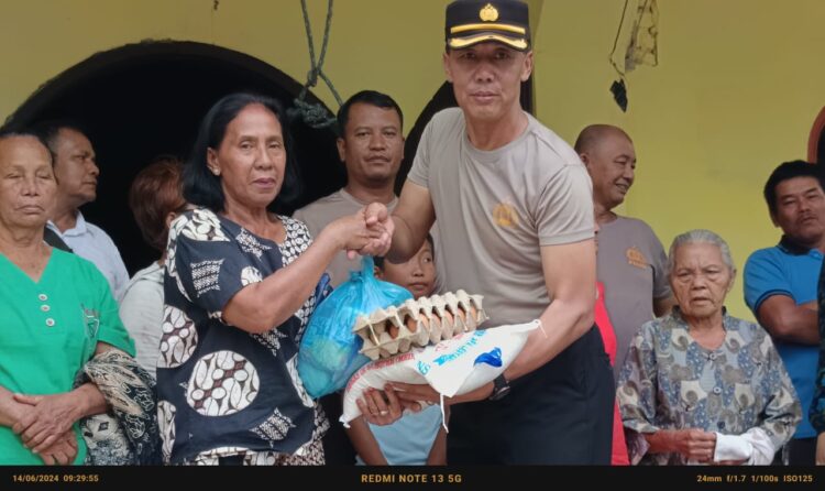 Kapolsek Tanah Jawa memberikan sembako kepada jemaat gereja yang kurang mampu.( Nawasenanews/ Ist)