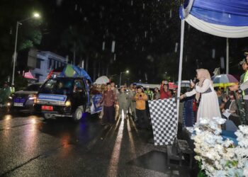 Dari depan Balai Kota Pemko Pematangsiantar, Wali Kota didampingi Ketua Dekranasda dan unsur Forkopimda melepas para peserta takbir keliling. ( Nawasenanews/ Ist)