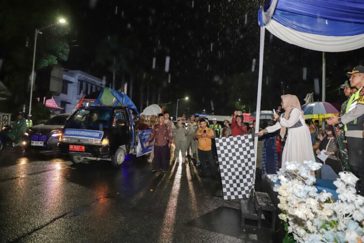 Dari depan Balai Kota Pemko Pematangsiantar, Wali Kota didampingi Ketua Dekranasda dan unsur Forkopimda melepas para peserta takbir keliling. ( Nawasenanews/ Ist)