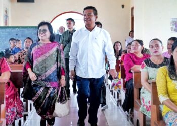 Bupati Simalungun dan istri memasuki ruang Gereja Katolik ST. Fransiskus Xaverius Stasi Tigarunggu untuk mengikuti ibadah Minggu bersama jemaat.( Nawasenanews/ Ist)