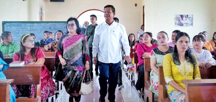 Bupati Simalungun dan istri memasuki ruang Gereja Katolik ST. Fransiskus Xaverius Stasi Tigarunggu untuk mengikuti ibadah Minggu bersama jemaat.( Nawasenanews/ Ist)