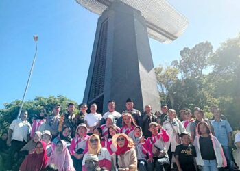 Bupati Simalungun saat ziarah ke monumen KM Sinar Bangun di Tiga Ras bersama keluarga untuk mengenang para 163 korban yang meninggal dunia dan hilang di Danau Toba.( Nawasenanews/ Ist)