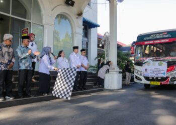 Wali Kota saat mengangkat bendera tanda diberangkatkannya kontingen peserta MTQN Tingkat Provinsi Sumut ke Sipirok Tapsel.( Nawasenanews/ Ist).