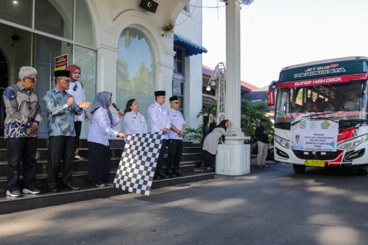 Wali Kota saat mengangkat bendera tanda diberangkatkannya kontingen peserta MTQN Tingkat Provinsi Sumut ke Sipirok Tapsel.( Nawasenanews/ Ist).