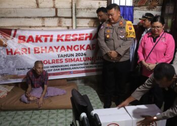 Polres Simalungun melaksanakan kegiatan Bakti Kesehatan dengan Home Visit (kunjungan rumah) kepada masyarakat penyandang disabilitas dalam rangka Peringatan Hari Bhayangkara ke-78 dan memberikan bantuan sembako serta sebuah kursi roda.( Nawasenanews/ Ist)