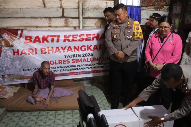 Polres Simalungun melaksanakan kegiatan Bakti Kesehatan dengan Home Visit (kunjungan rumah) kepada masyarakat penyandang disabilitas dalam rangka Peringatan Hari Bhayangkara ke-78 dan memberikan bantuan sembako serta sebuah kursi roda.( Nawasenanews/ Ist)