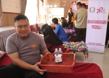 Kegiatan Bakti Kesehatan dengan Donor Darah, Kapolres Simalungun turut menyumbangkan darahnya. ( Nawasenanews/ Ist)