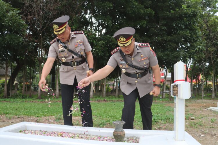 Kapolres Simalungun dan Kapolres Kota Pematangsiantar menaburkan bunga di atas pusara pahlawan dalam rangka HUT Bhayangkara ke-78. ( Nawasenanews/ Ist)