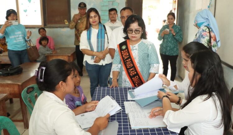 Bunda PAUD didampingi Kadis Pendidikan Kabupaten Simalungun Sudiahman Saragih melihat secara langsung proses Penerimaan siswa baru SD di Pangalbuan dan Daliq Raya. (Nawasenanews/ Ist)