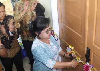 Ketua TP PKK Simalungun menggunying pita sebagai simbol diresmikannya Rumah Produksi Gula Semut di Kelurahan Dalig Raya. ( Nawasenanews/ Ist)