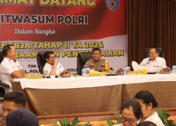 Kapolres Simalungun saat berbincang dengan Tim B Itwasum Polri pada Audit Kinerja Tahap II di Niagara Hotel. ( Nawasenanews/ Ist)