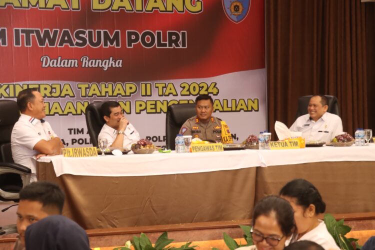 Kapolres Simalungun saat berbincang dengan Tim B Itwasum Polri pada Audit Kinerja Tahap II di Niagara Hotel. ( Nawasenanews/ Ist)