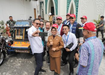 Wali Kota Pematangsiantar foto bersama delegasi konjen dan konsulat kehormatan dengan latar belakang becak BSA,di balai kota untuk site visite proyek investasi strategis. ( Nawasenanews/ Ist)