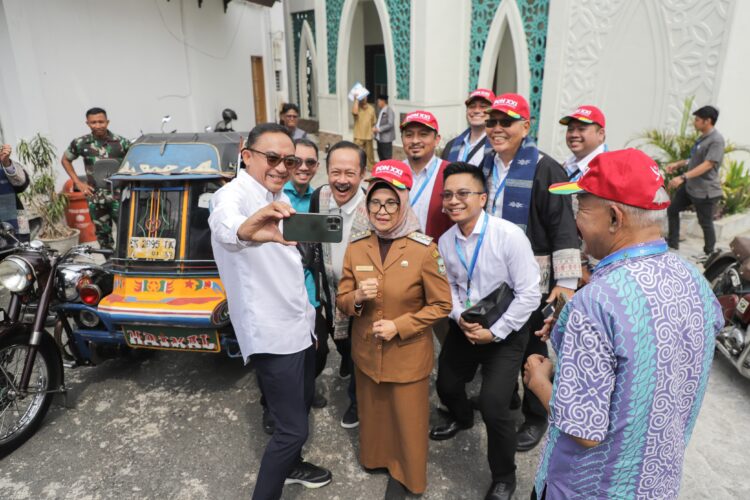 Wali Kota Pematangsiantar foto bersama delegasi konjen dan konsulat kehormatan dengan latar belakang becak BSA,di balai kota untuk site visite proyek investasi strategis. ( Nawasenanews/ Ist)