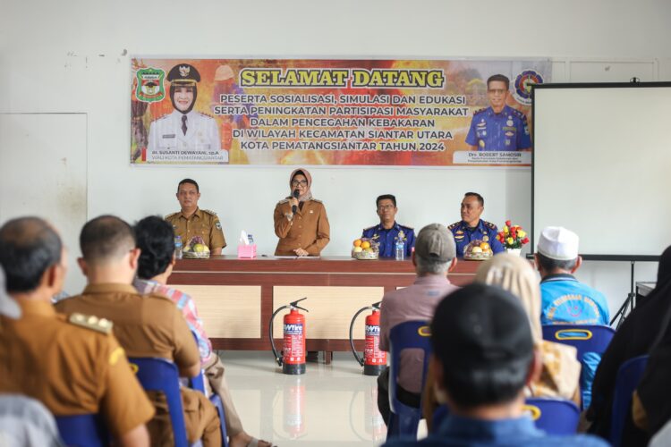 dr Susanti membuka Sosialisasi Simulasi dan Edukasi Pemberdayaan Masyarakat dalam mencegah kebakaran untuk masyarakat Siantar Utara.( Nawasenanews/ Ist)