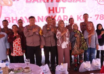 Kapolres Simalungun, AKBP Choky Sentosa Meliala bersama Wakapolres Simalungun, Kompol Hendrik Situmorang foto bersama masyarakat perwakilan penerima paket Sembako dalam acara Bakti Sosial Polres Simalungun. ( Nawasenanews/ Ist)