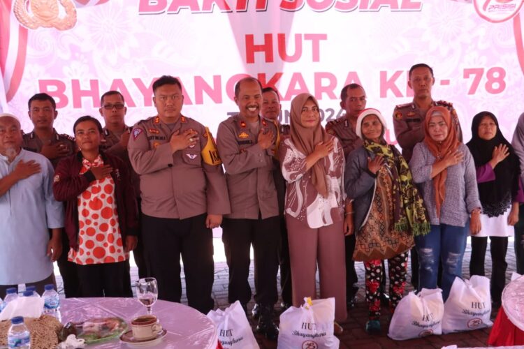 Kapolres Simalungun, AKBP Choky Sentosa Meliala bersama Wakapolres Simalungun, Kompol Hendrik Situmorang foto bersama masyarakat perwakilan penerima paket Sembako dalam acara Bakti Sosial Polres Simalungun. ( Nawasenanews/ Ist)