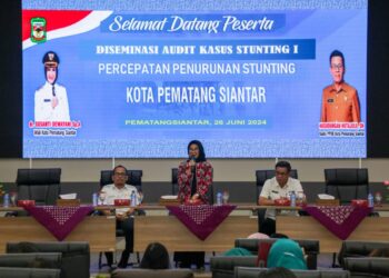 Wali Kota Pematangsiantar memberi kata sambutan dan arahan saat membuka Diseminasi Audit Kasus Stunting Semester I. ( Nawasenanews/Ist)