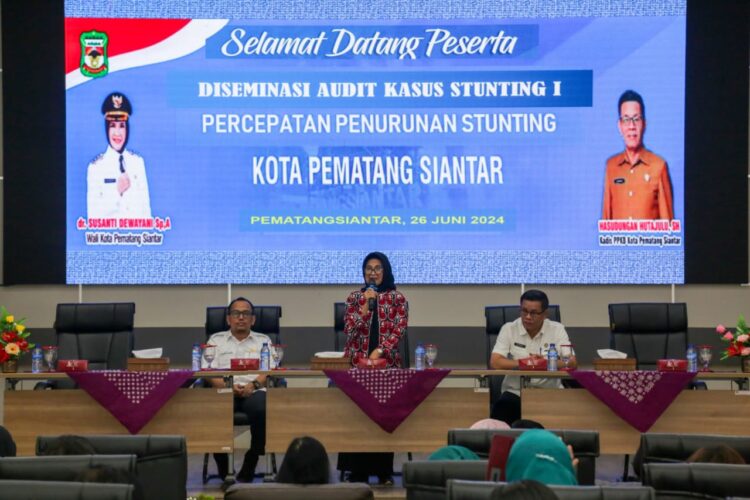 Wali Kota Pematangsiantar memberi kata sambutan dan arahan saat membuka Diseminasi Audit Kasus Stunting Semester I. ( Nawasenanews/Ist)