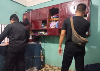 Sipir ( Petugas Lapas) Narkotika Kelas II A di Pematang Raya saat merazia kamar sel warga binaan di blok Pattimura untuk mencegah hal- hal yang tidak diinginkan .(Nawasenanews/Ist)