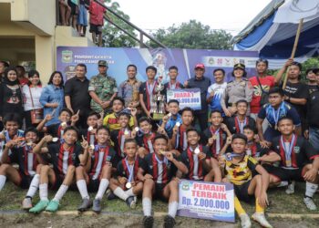 Kejuaraan sepak bola Wali kota Pematangsiantar Cup U-17 ditutup Sekda Bintang Muda FC sebagai juara. ( Nawasenanews/ Ist)