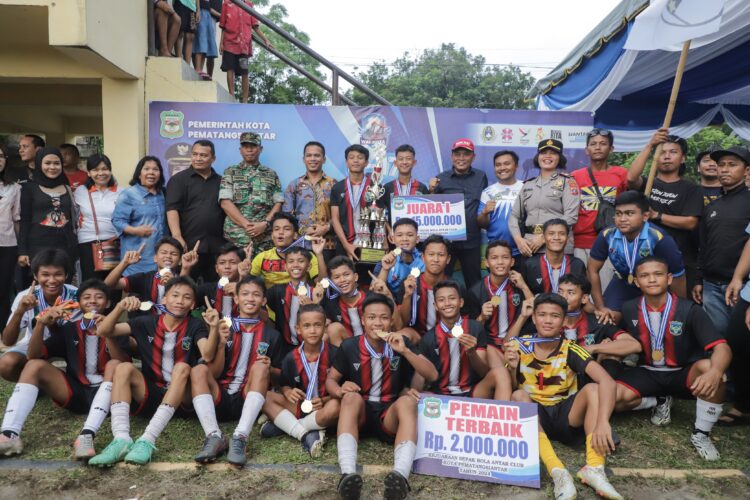 Kejuaraan sepak bola Wali kota Pematangsiantar Cup U-17 ditutup Sekda Bintang Muda FC sebagai juara. ( Nawasenanews/ Ist)