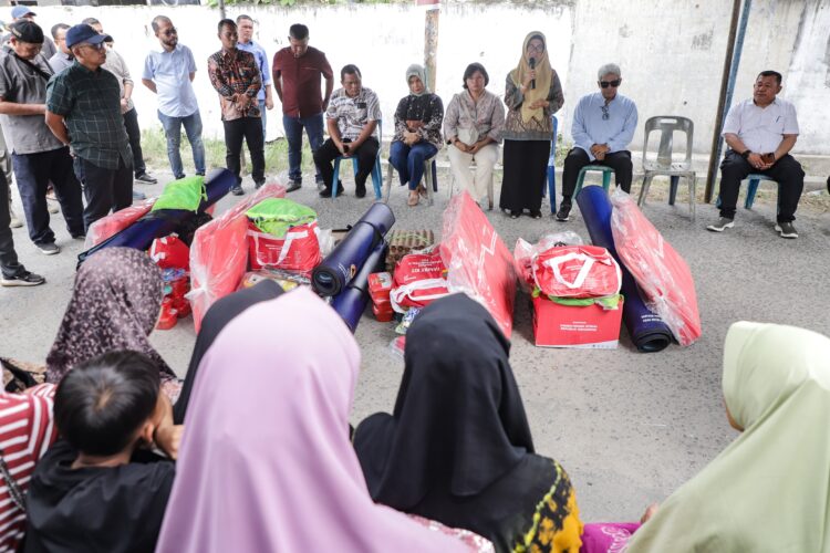 Wali Kota Pematangsiantar dan Ketua Dekranasda meninjau lokasi 4 rumah yang terbakar di jalan Mojopahit, sembari menyerahkan bantuan kepad