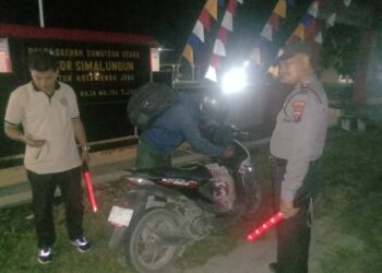 Polsek Tanah Jawa menggelar patroli dan razia untuk mengantisipasi geng motor beraksi di sepanjang jalan Tanah Jawa- Pematangsiantar. ( Nawasenanews/ Ist)