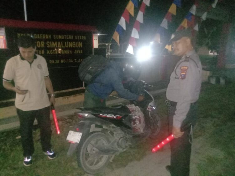 Polsek Tanah Jawa menggelar patroli dan razia untuk mengantisipasi geng motor beraksi di sepanjang jalan Tanah Jawa- Pematangsiantar. ( Nawasenanews/ Ist)