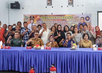 Wali kota foto bersama peserta sosialisasi saat menghadiri Sosialisasi, Edukasi, dan Simulasi serta Peningkatan Partisipasi Masyarakat dalam Pencegahan Kebakaran di wilayah kecamatan Siantar Marihat.( Nawasenanews/ Ist)