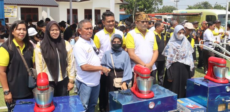 Pemkab Simalungun Marharoan Bolon Bersama Masyarakat Kecamatan Bandar yang diwarnai pemberian bantuan mixer dan blender bagi pelaku UMKM.( Nawasenanews/ Ist)