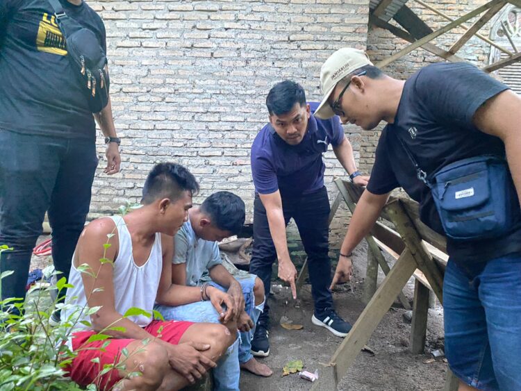 Dua orang laki - laki Jamaluddin dan Deni Irawan dengan tangan terborgol ditahan Sat Narkoba Polres Simalungun saat penggrebekan di salah satu rumah di Huta I Nagori Pematang Kerasaan, Kecamatan Bandar, Kabupaten.( Nawasenanews/ Ist)