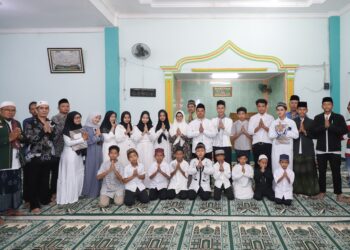 Wali Kota Pematangsiantar foto bersama Remaja Masjid Bhakti pada peringatan Tahun Baru Islam 1 Muharram 1445H di Pertamin (Nawasenanews/ Ist)