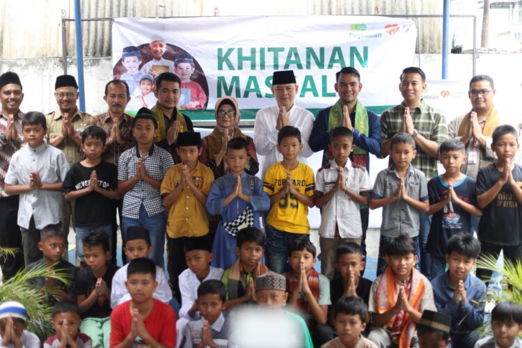 Wali kota dan Pimpinan PT Pegadaian foto bersama para anak yang dikhitan saat menggelar kegiatan Khitanan Massal PT Pegadaian di Kantor Cabang PT Pegadaian Pematangsiantar, Jalan Thamrin Kelurahan Pahlawan Kecamatan Siantar Timur, Minggu (07/07/2024). ( Nawasenanews/ Ist)