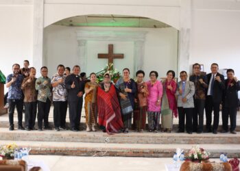 Wali Kota Pematangsiantar foto bersama Bishop GKPI usai diulosi di acara pesta Pembangunan Gereja GKPI Jemaat Khusus Tomuan. ( Nawasenanews/ Ist)