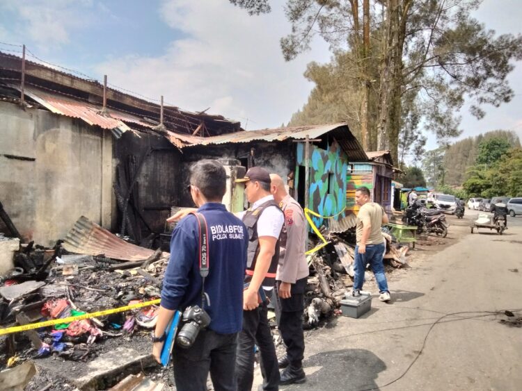 Polda Sumut saat mengumpulkan bukti di rumah Sempurna Pasaribu fi Tanah Karo yang terbakar, yang dilakukan secara ilmiah atau Scientific Crime Investigation (SCI).Scientific Crime Investigation atau SCI merupakan metode memadukan antara teknik prosedur, dan teori ilmiah untuk mengumpulkan bukti. ( Nawasenanews/ Ist)