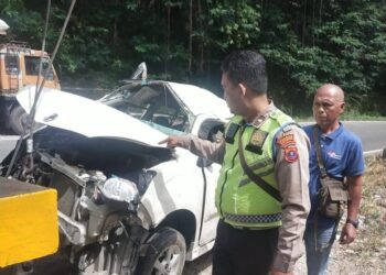 Toyota AGYA dengan nomor polisi BK-1641-MT yang dikemudikan oleh Jumalianto (49), seorang pedagang dari Tanjung Morawa, Kabupaten Deli Serdang yang mengalami kecelakaan tunggal di Jalan Lintas Pematangsiantar - Parapat, desa Sibaganding.( Nawasenanews/Ist)