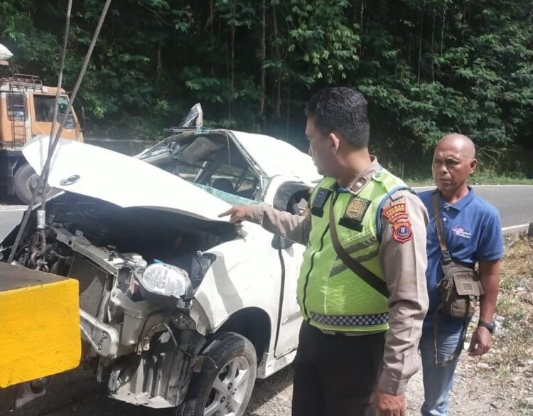 Toyota AGYA dengan nomor polisi BK-1641-MT yang dikemudikan oleh Jumalianto (49), seorang pedagang dari Tanjung Morawa, Kabupaten Deli Serdang yang mengalami kecelakaan tunggal di Jalan Lintas Pematangsiantar - Parapat, desa Sibaganding.( Nawasenanews/Ist)