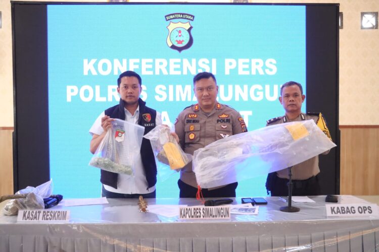 Kapolres Simalungun saat menggelar konferensi Pers tentang pelaku penganiayaan dan pengrusakan di Sihaporas.(Nawasenanews/ Ist)