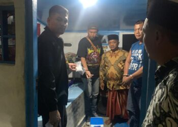 Tersangka Cekpon (53) warga Huta III Teluk Lapian Kecamatan Ujung Padang yang diciduk Sat Narkoba di kediamannya katena memakai dan menjual narkoba jenis Sabu. ( Nawasenanews/ Ist)