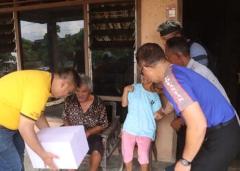 Kapolres Simalungun menyerahkan bantuan sembako kepada masyarakat di lingkungan kumuh ( Slum) di area Sidamanik dalam kegiatan Minggu Kasih.( Nawasenanews/ Ist)