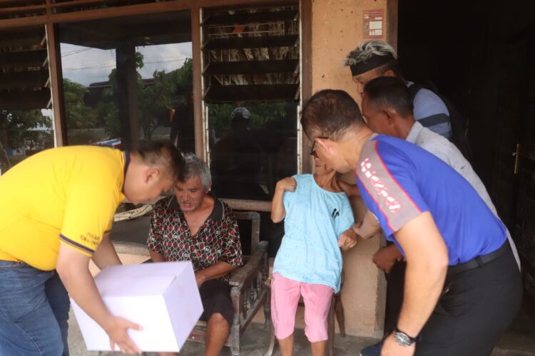 Kapolres Simalungun menyerahkan bantuan sembako kepada masyarakat di lingkungan kumuh ( Slum) di area Sidamanik dalam kegiatan Minggu Kasih.( Nawasenanews/ Ist)