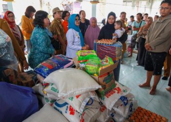 Wali kota Pematangsiantar mengunjungi para korban kebakaran di Komplek Bangsal sambil memberikan bantuan kepada para korban. ( Nawasenanews/ Ist)